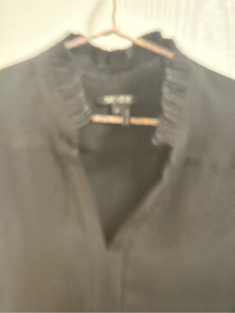 NIC+ZOE Black Sleeveless V-Neck Pleat Front Blouse - Picture 2 of 3